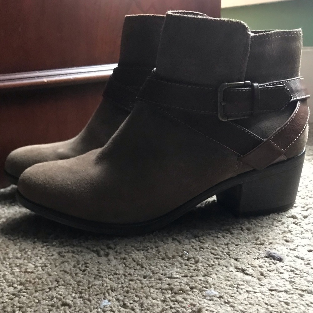 White mountain ankle boots